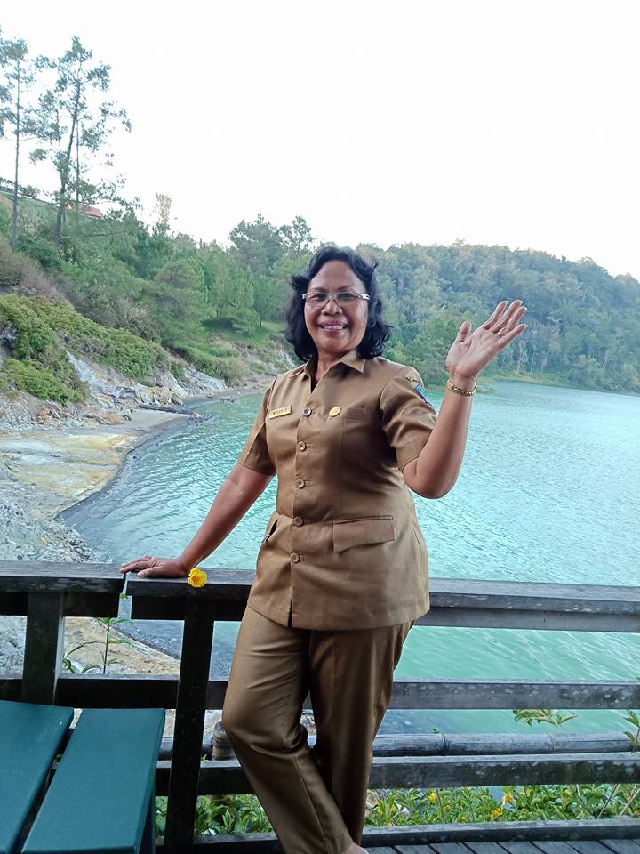 <center>Wakil Kepala Sekolah<br>Nelly Tampinongkol</center>